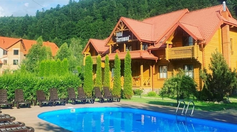 Де відпочити влітку: підбірка 10 готелів з басейнами в горах