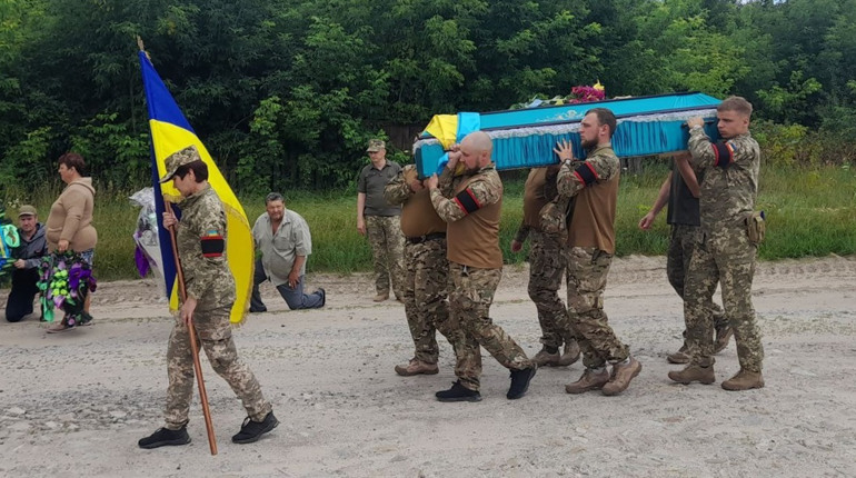 У Землянці проводжають в останню путь воїна Максима Осіпкіна. Він загинув на землі, де народився
