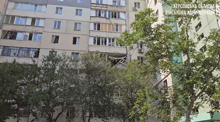 На Херсонщині армія рф поцілила у житлові будинки, адмінбудівлю, мобільну амбулаторію та телевежу