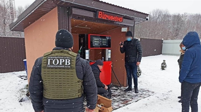 У Вараському районі викрили нелегальну автозаправну станцію