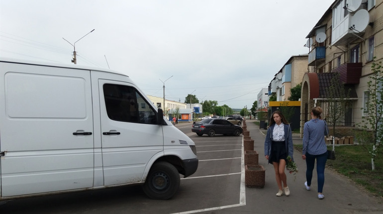 У Сватовому продовжують впорядковувати площу 50-річчя Перемоги. Там з’явилися біотуалети і вазони