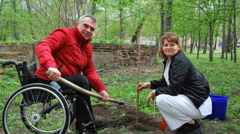 Первомайські каратисти спільно з ФОК «Прометей» висадили сакури в міському парку