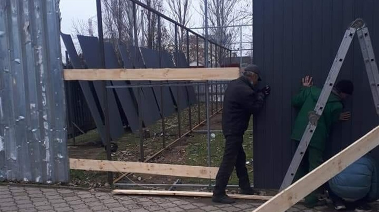 На Острові в Херсоні продовжують встановлювати кіоск, проти якого виступали місцеві