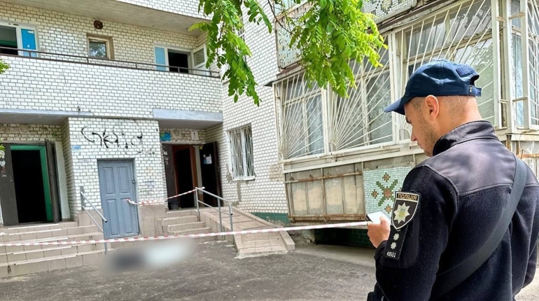 В Одесі чоловік хотів порізати дружину та 8-річну дитину, а потім стрибнув з балкона