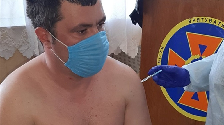 У Попасній рятівникам зробили щеплення вакциною Pfizer-BioNTech