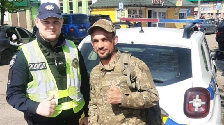 Патрульні з Сарн повернули військовому втрачений телефон