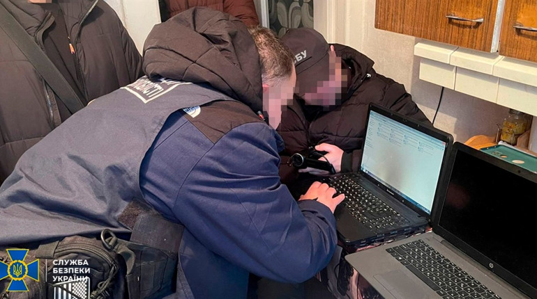 На Сумщині СБУ викрило податківця, який зливав конфіденційні дані людей, зокрема, в росію і білорусь