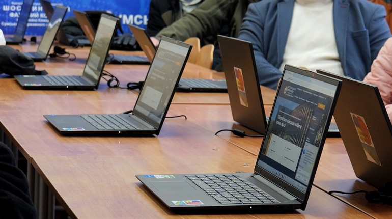 Мобільна освіта в укриттях: Шосткинський коледж отримав технічну допомогу від Алекса де Кокка