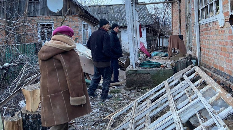 Зруйновані дахи і стіни, пошкоджені авто, які громади обстріляли військові РФ (фото)