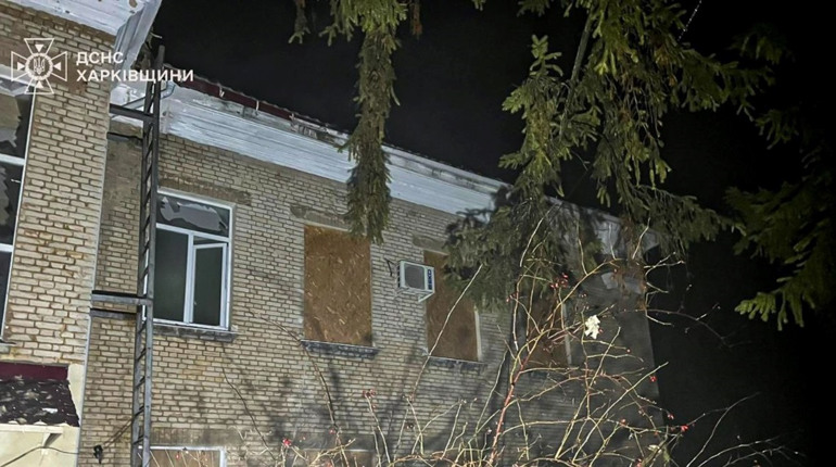 Внаслідок атаки ворожих БпЛА у Великому Бурлуці сталася пожежа в адмінбудівлі