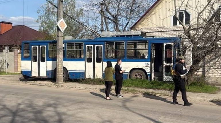 У Херсоні російський дрон вдарив по тролейбусу: загинув водій