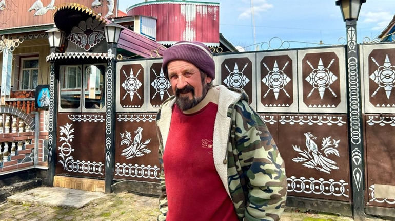 Казковий дім і господар в нім: у селі Уздиця на Глухівщині живе майстер на всі руки Микола Тищенко