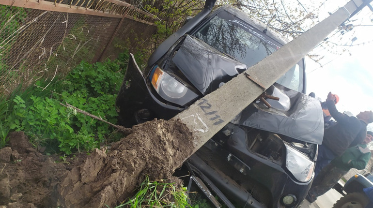 У Мені позашляховик Mitsubishi злетів з дороги та врізався в електричну опору