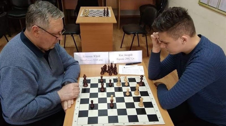 У фіналі турніру із шахів одинадцятикласник із Вараша зіграв у нічию із майстром спорту України