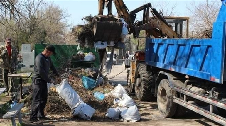 Готуємося до поминальних днів: комунальники закликають жовтоводців виносити сміття за межі кладовищ