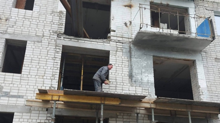 В Чернігові триває ремонт пострадалого від обстрілів будинку по вулиці Мазепи: що вже зроблено