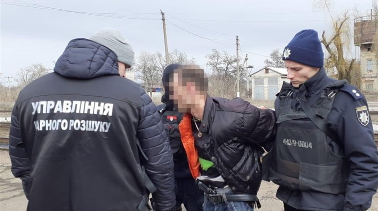 В Попаснянському районі затримали групу квартирних крадіїв
