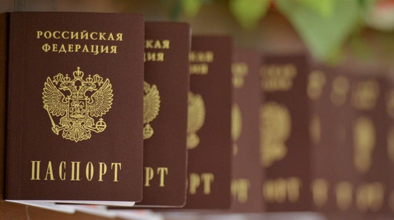 Повідомили про підозру трьом жителям Херсонщини: опікувалися переселенцями та видачею паспортів рф