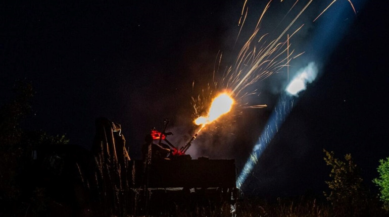 В Одеському районі ворожі дрони вночі пошкодили будинок і машини. Кілька впало і в іншому районі
