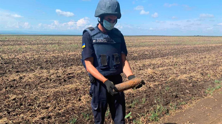 Артснаряд часів Другої світової війни знайшли на полі в Іванквцях