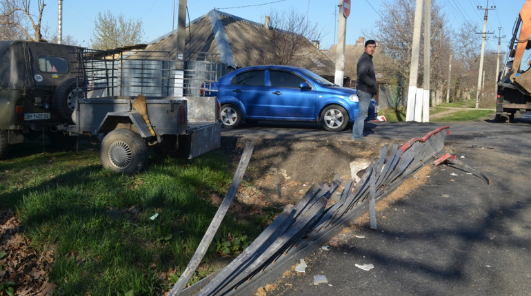 Власник авто, яке збило огорожу на містку в Біляївці, сам звернувся до поліції: він все компенсує