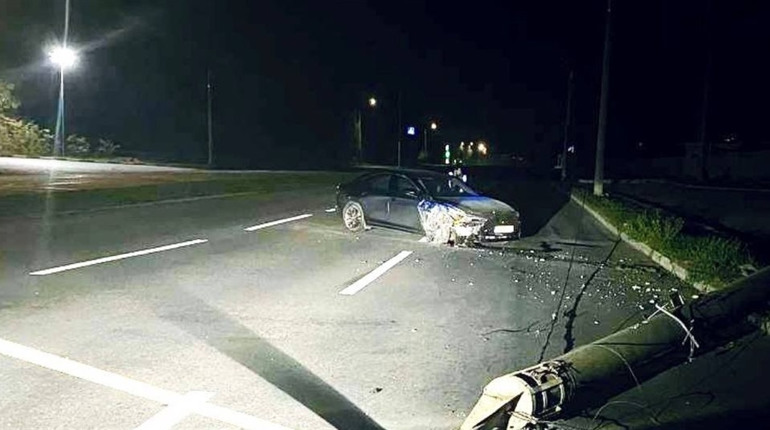 Водійка перебувала у стані сп’яніння. У Запоріжжі авто знесло електроопору