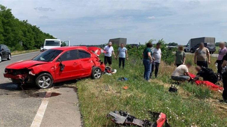 На автодорозі "Черкаси — Сміла" перекинулося авто: травмувались двоє людей