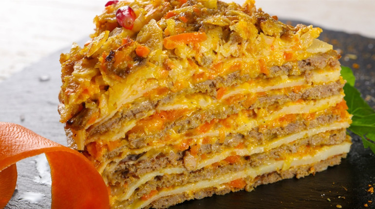 Рецепт дня: картопляний торт із ковбасками, грудинкою та сиром