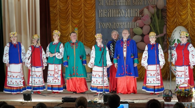 Автентичне вбрання та стародавні пісні: у Городку відбувся ювілейний етнофестиваль веснянок