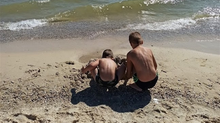 Як виглядає Лазурне в останні дні вересня: все закрито, море холодне, але люди ще засмагають (ВІДЕО)