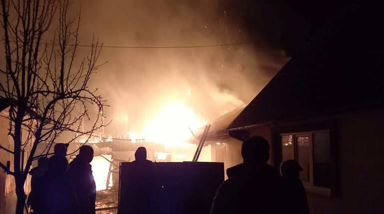 У селі Лозки рятувальники ліквідували пожежу в приватному господарстві