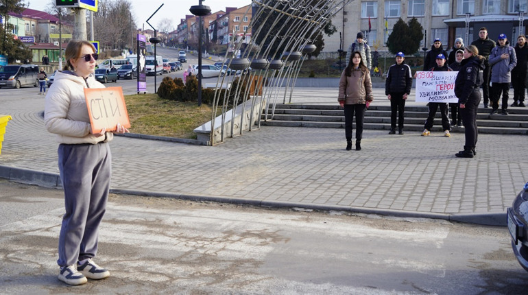 Городок вшановує полеглих мирною акцією під час хвилини мовчання