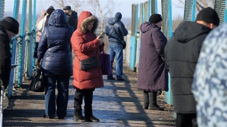 Відловлюють за "зв'язок з Україною". На Луганщині окупанти забороняють людям телефонувати родичам