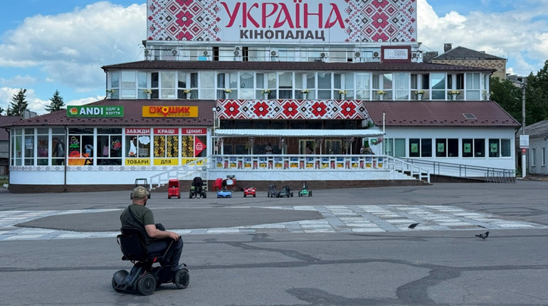 Тестуємо середмістя Первомайська на безбар'єрність разом із ветераном