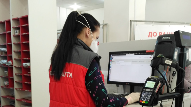 Одни работают в перчатках и респираторах, другие считают, что ситуацию с вирусом... «раздувают»