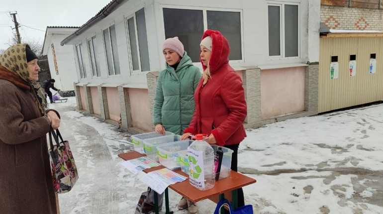 У селі Береза відкрили міні-станцію із сортування сміття, гроші з якої підуть на маскувальні сітки