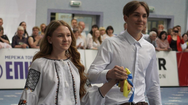 Шкільний вальс і прощальні слова. Останній дзвінок пролунав для 204 випускників Городоцької громади