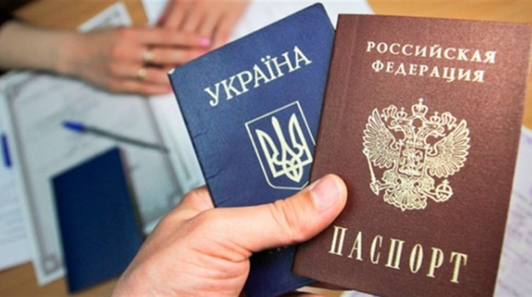 «Пропозиція, від якої важко відмовитись» – про примусову паспортизацію в окупованому Криму