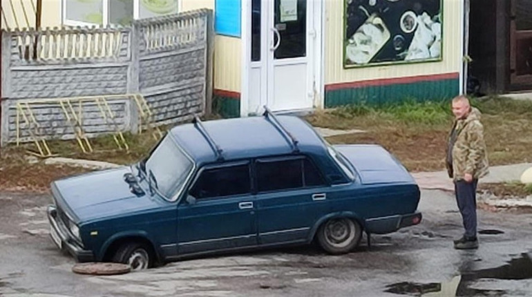 У центрі Корюківки люк на дорозі, що належить Укртелекому, загрожує безпеці перехожих і водіїв