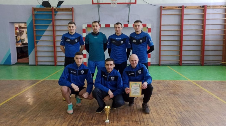 У Вараському районі завершився турнір з футзалу – зібрані кошти передали волонтерам