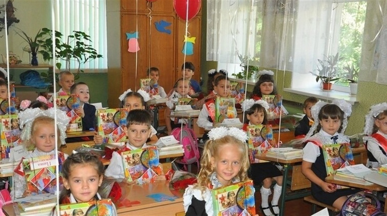 "Чухали по вухах всякі дурниці". На окупованій Луганщині у День знань учнів змусили слухати Путіна