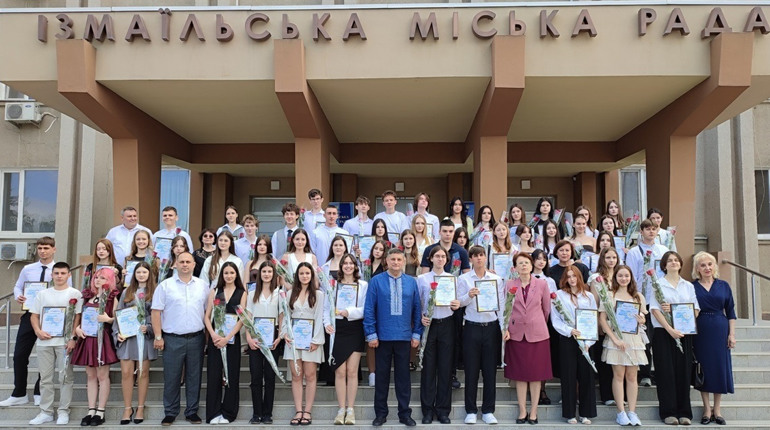 В Ізмаїлі урочисто відзначили найкращих випускників ліцеїв міста