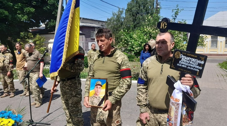Глухівчани прощаються з військовим Олександром Рознятовським, який загинув на Харківщині