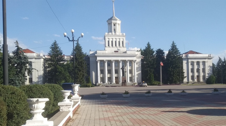 Окупанти обстріляли мерію Нової Каховки: прокуратура порушила справу