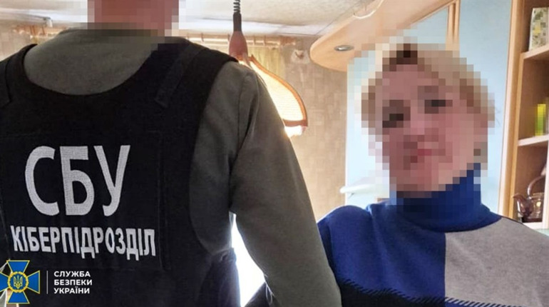 Касирка держбанку в Одесі «зливала» ФСБ дані українських військових — її затримала СБУ