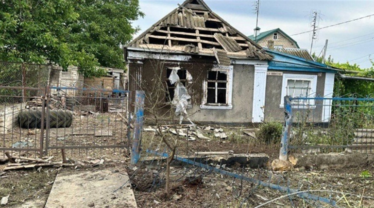 На Херсонщині через російську атаку 10-річна дівчинка опинилася під завалами будинку