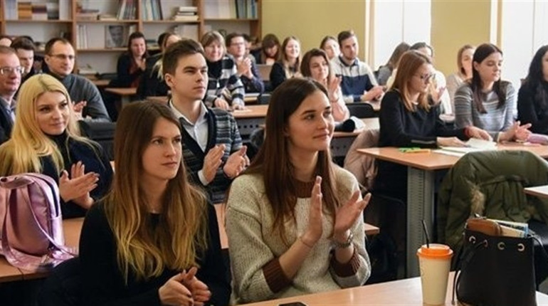 У держбюджеті заклали більше грошей на стипендії: скільки отримуватимуть студенти