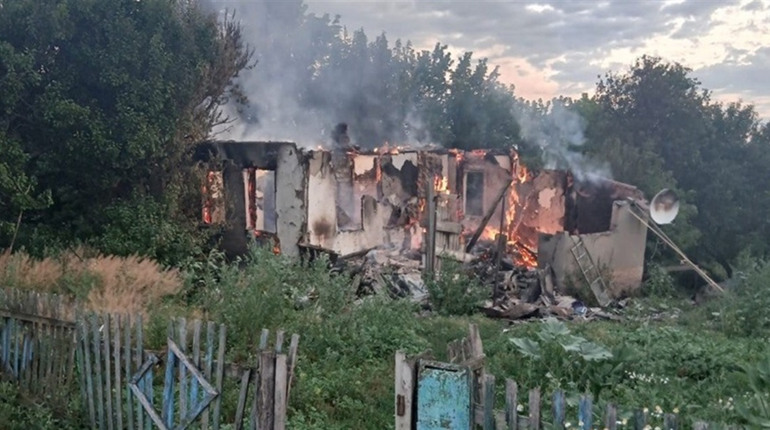Ворог тричі обстріляв Великобурлуцьку громаду: пошкоджено житлові будинки