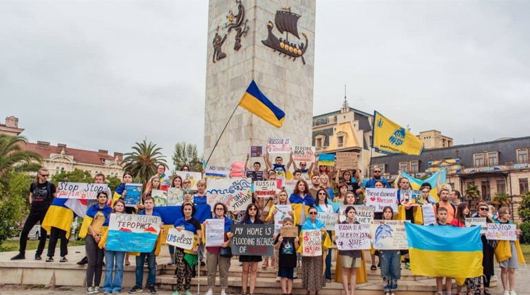 Новокаховчанка підтримує Україну з Батумі