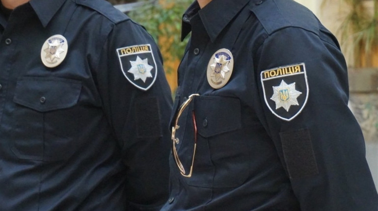 У Вараші п'яна мати, яка утримує малолітню дитину, не пускала в дім поліцейських та соцпрацівників